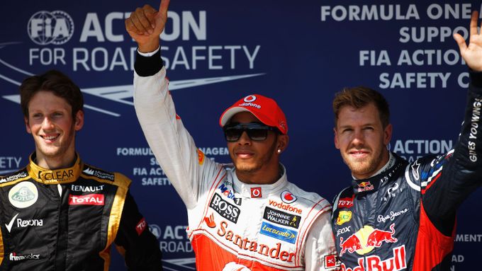 Trio úspěšných: zleva Roman Grosjean, Lewis Hamilton a Sebastian Vettel.