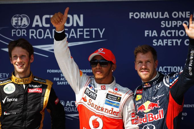 Trio úspěšných: zleva Roman Grosjean, Lewis Hamilton a Sebastian Vettel.