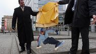 At 12.30 sharp the statue gets finally unveiled.