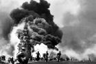 Na moři na spojenecká plavidla utočila japonská letadla kamikaze. Sebevražedných pilotů Japonci nasadili až 1500. Podařilo se jim potopit nebo poškodit i několik amerických letadlových lodí. (Na snímku USS Bunker Hill u ostrova Kjúšú poté, co do něj narazila dvě letadla kamikaze, 11. května 1945.)
