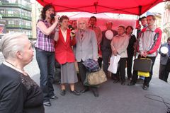Vláda vytáhla proti existenci KSČM, návrh sepíše Kubice