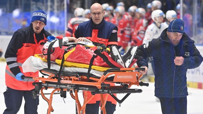 Zraněný hokejista Plzně Tim Söderlund opuští po brutálním faulu Michala Houdka ledovou plochu na nosítkách