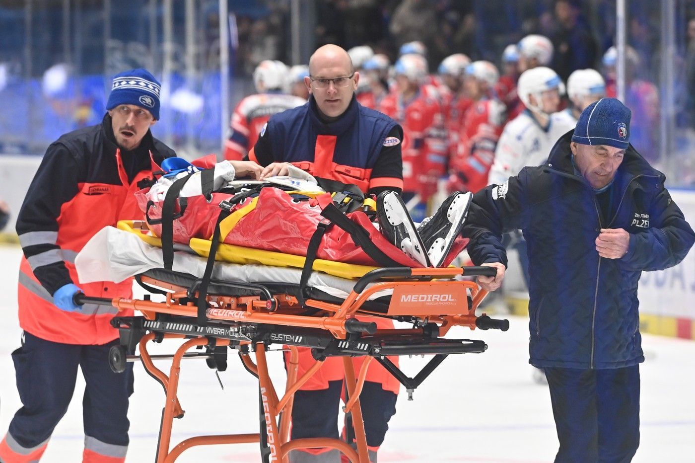 Zraněný hokejista Plzně Tim Söderlund opuští po brutálním faulu Michala Houdka ledovou plochu na nosítkách