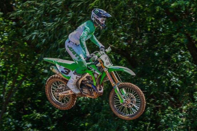 Romain Febvre na Kawasaki během závodu MS třídy MXGP v Lokti