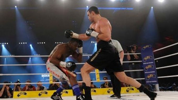 Ukrajinský boxer Vitalij Kličko obhájil titul organizace WBC, když porazil Kubánce Juana Carlose Gómeze technickým k.o.