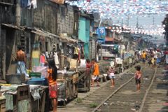 Filipínci cestují za prací, jejich rodiny se rozpadají