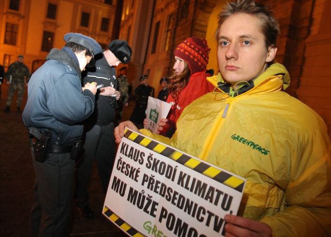 Hradní policie přivolala na pomoc místní hlídku civilní policie. Ta si zúčastněné demonstranty s transparenty zapsala.