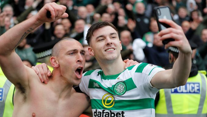 Fotbalisté Celtiku Scott Brown a Kieran Tierney si pořizují selfie při oslavách 50. titulu, který získal jejich klub ve skotské lize