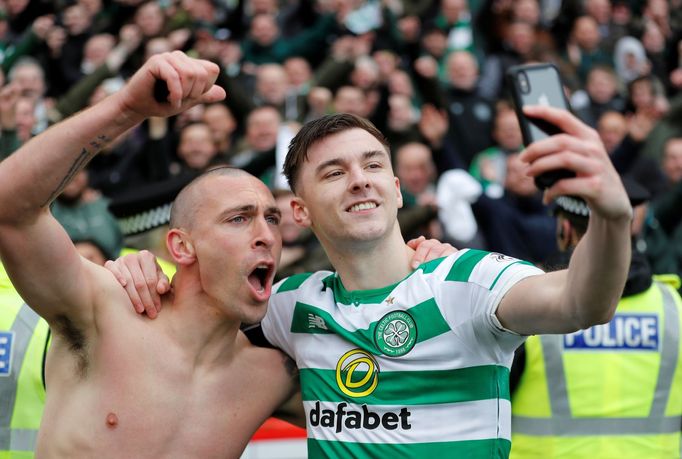 Fotbalisté Celtiku Scott Brown a Kieran Tierney si pořizují selfie při oslavách 50. titulu, který získal jejich klub ve skotské lize