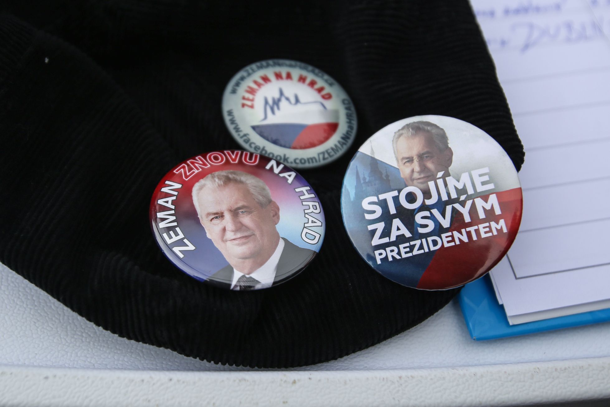 Miloš Zeman oznámil kandidaturu na prezidenta - jeho TK, aktivisté před Hradem