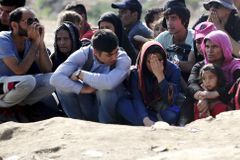 U hranic Makedonie nocovaly tisíce lidí, včetně žen a dětí
