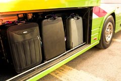 Zloděj schovaný v tašce vykrádal zavazadla v pařížském autobusu. Prozradilo ho, když se pohnul