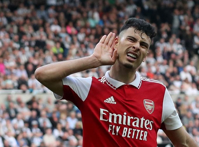 Gabriel Martinelli z Arsenalu poslouchá fanoušky poté, co si domácí Fabian Schär z Newcastlu dal vlastní gól