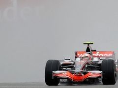 Heikki Kovalainen s McLarenem na trati v Silversotnu při Velké ceně Velké Británie.