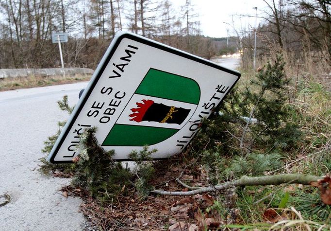 Vichřice zanechala stotisíce drobných škod. Spadlá cedule u Jíloviště 12 km za Prahou u silnice č.4 se opraví snadno.