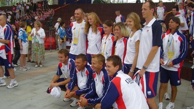 Čeští sportovci v olympijské vesnici. Tomáš Berdych dole vpravo.