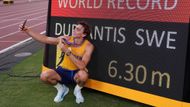 Švédský tyčkař Armand Duplantis a jeho rekord při MS v atletice 2025 v Tokiu