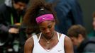 Americká tenistka Serena Williamsová odpočívá během utkání s Kazaškou Jaroslavou Švedovovou v osmifinále Wimbledonu 2012.