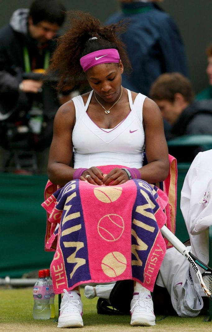 Americká tenistka Serena Williamsová odpočívá během utkání s Kazaškou Jaroslavou Švedovovou v osmifinále Wimbledonu 2012.