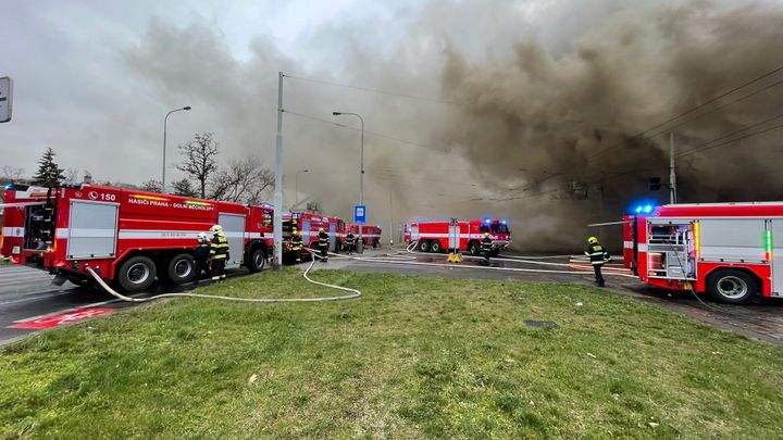 V Praze hoří hala, hasiči doporučují obyvatelům Braníka, Kamýka a Modřan nevětrat; Zdroj foto: Hasiči Praha