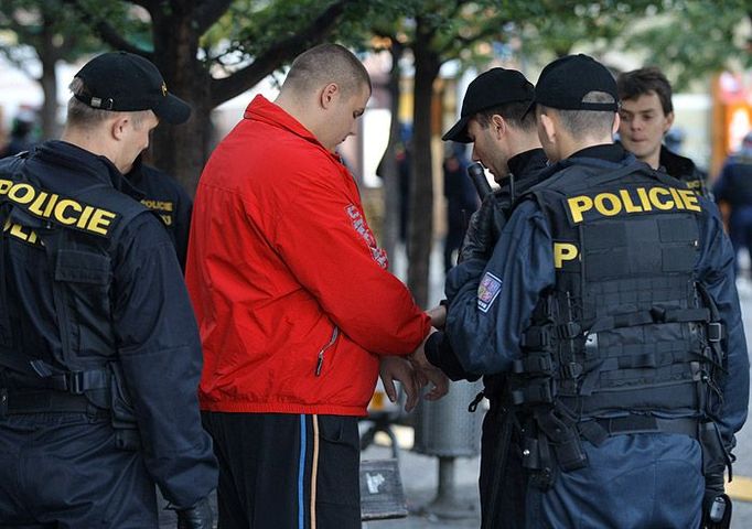 Tento muž například ukrýval v podšívce své bundy nebezpečnou pyrotechniku.