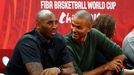 Kobe Bryant a Tony Parker sledují finále MS v basketbalu 2019