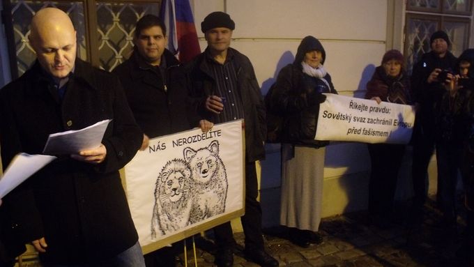 Archivní foto z demonstrace skupiny "Českoslovenští vojáci v záloze za mír".