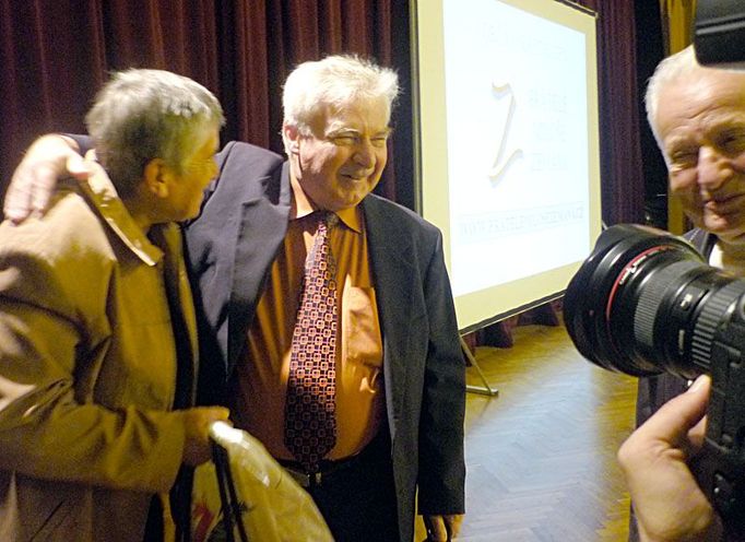 Miloš Melčák mezi svými. S Vlastou Štěpovou se prý neviděl léta. Za objektivem vykukuje Miroslav Grégr