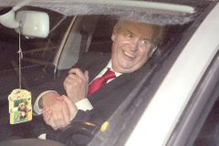 Video: Miloš Zeman po vítězství málem upadl v televizi
