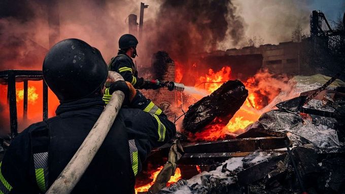 Následky mohutného ruského útoku na Kyjev loni v listopadu.