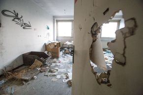 Foto: Nemocnice hrůzy čekala na válku. Teď ji za miliony koupila žena, která pracuje v ostraze Makra