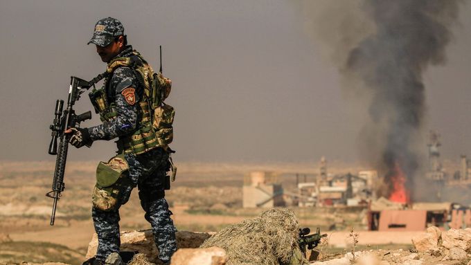 Irácký voják bojuje proti Islámskému státu o letiště na západě Mosulu.