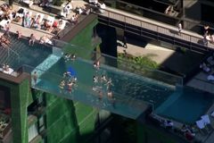 Video: Průhledný bazén zavěsili mezi věžáky. Vykoupou se jen jejich bohatí obyvatelé