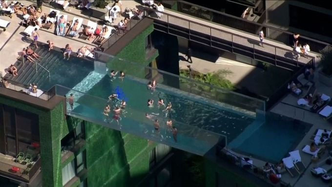 Lidé z rezidenční zóny v Londýně se mohli ochladit v bazénu zavěšeném 35 metrů nad zemí. Sklolaminátová stavba překlenuje 14 metrů mezi věžáky.