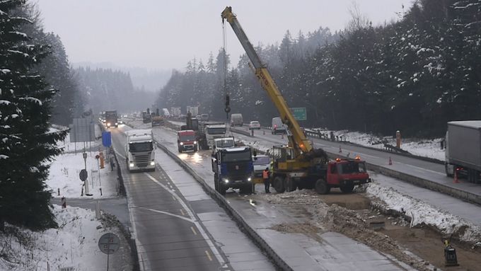 Práce stavebních firem na dálnici D1 pokračovaly proti původním plánům až do zimních měsíců. Společně se sněhovou kalamitou způsobily v polovině prosince kolaps dopravy.