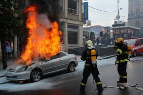 Na Václavském náměstí hořel peugeot