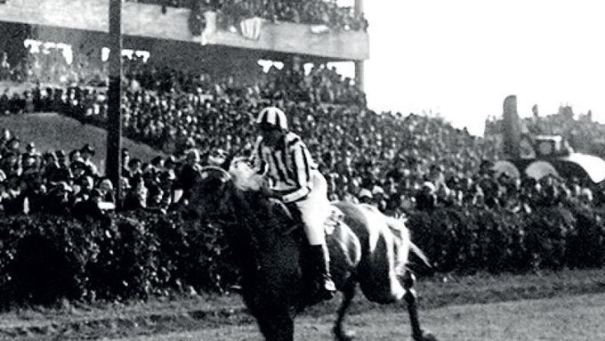 Lata a její klisna Norma se blíží do cíle Velké pardubické 1937.