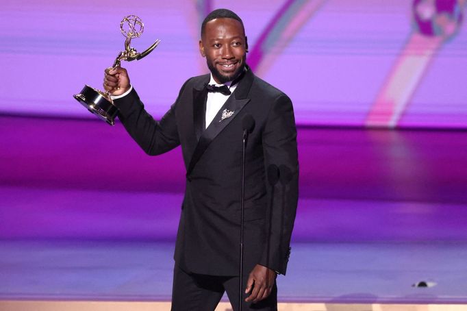 Nejlepším hercem ve vedlejší roli v minisérii se stal Lamorne Morris z Farga.