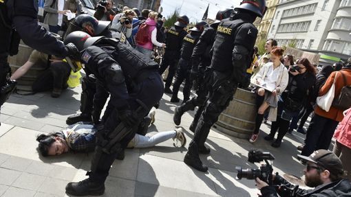 Demonstrace v Brně. Policie zatím zadržela tři lidi, dva kvůli napadení policie.
