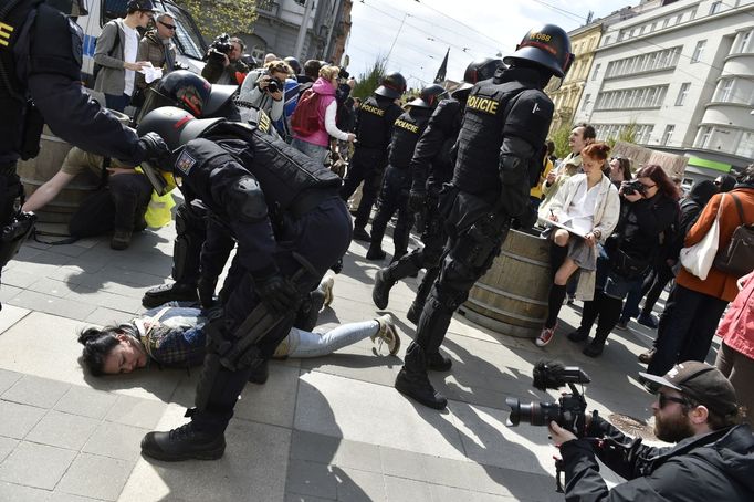 Demonstrace v Brně. Policie zatím zadržela tři lidi, dva kvůli napadení policie.