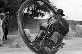 Motocykl, ovšem jen s jedním velkým kolem. To byl vynález Itala M. Goventosy z města Udinese. Tento stroj údajně pochází z roku 1931 a zatímco řidič sedí uprostřed kola, to se kolem něj točí. K pohonu měl sloužit vzduchem chlazený jednoválec, některé zdroje pak udávají maximální rychlost až 150 km/h.