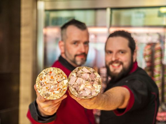 Zdeněk Absolon (vpravo) s tlačenkou a kolegou steakařem Jiřím Provazníkem.