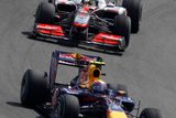 Mark Webber a Lewis Hamilton svádí souboj ve VC Turecka