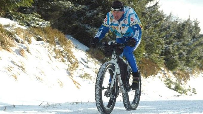 Jan Kopka při své oblíbené disciplíně - s kolem na sněhu.