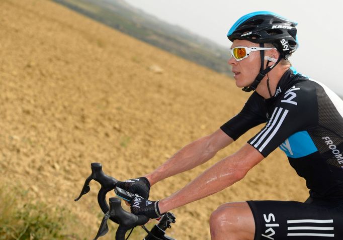 Britský cyklista Christopher Froome ze stáje Sky jede třetí etapu Vuelty 2012.