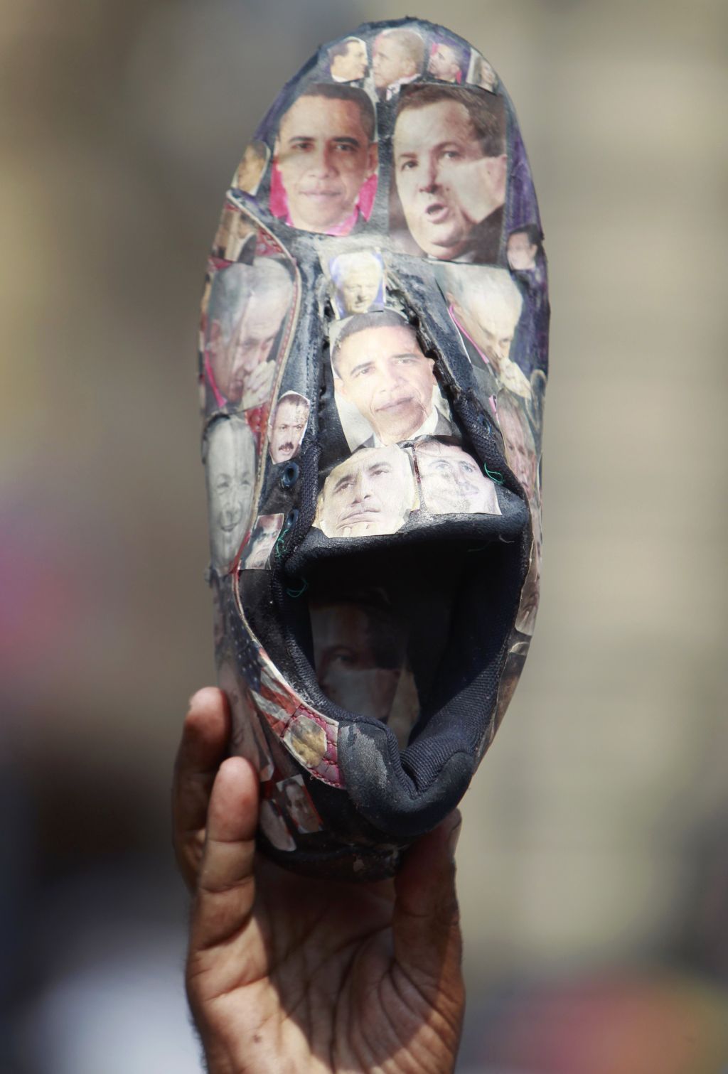 protesty egypt bota obuv