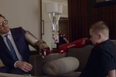 VIDEO Iron Man potěšil postiženého kluka. Dal mu novou ruku