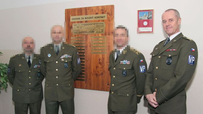 Bývalý vysoký důstojník Vojenské policie Antonín Vavrda (úplně vpravo) přišel o bezpečnostní prověrku.