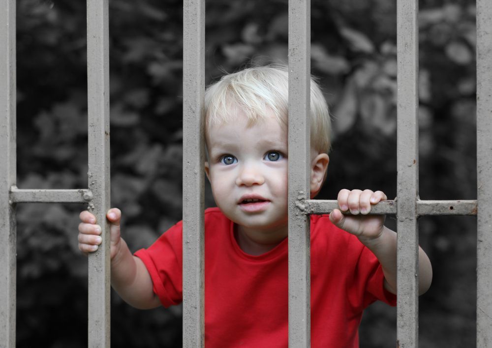 Rodič ve vězení, dítě, mříže, vězení