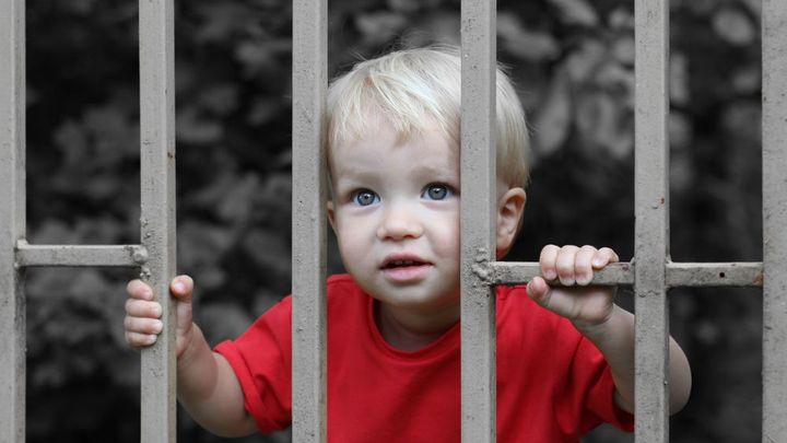 Uvěznili jim rodiče, prožívají trauma. Trestáme i děti vězňů, upozorňují odborníci